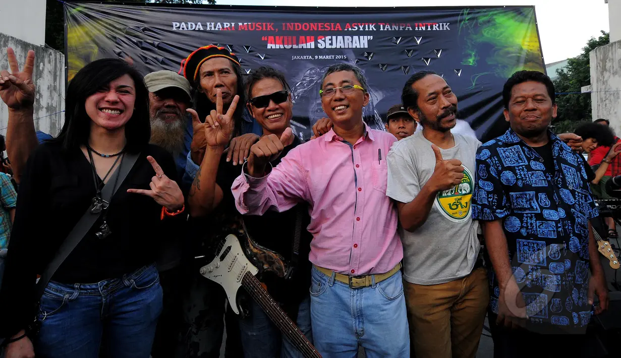 Para seniman dan musisi reggae menggelar konser 'MUSIK INDONESIA ASYIK TANPA INTRIK' dengan tema "AKULAH SEJARAH", Jakarta, Selasa (10/3/2015). (Liputan6.com/Faisal R Syam)
