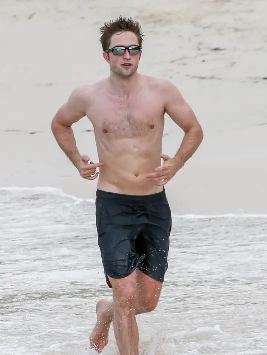 Nah yang ini ketika Robert Pattinson tengah berlari di air. Duh, badannya bikin pengin meluk banget ya! (Backgrid/Just Jared)