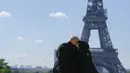 Sudah beberapa waktu lalu berada di luar negeri, Resky Billar dan Lesty kejora mengabadikan momen mesranya saat berada di Menara Eifel. Berlatar belakangan tempat ikonik di Paris tersebut, pasangan penyanyi dan aktor ini terlihat begitu mesra. Apalagi, dalam bulan madu keduanya ini tidak mengajak sang buah hati.  (Liputan6.com/IG/@rizkybillar)