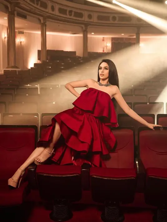 Kali ini, ia tampil menawan mengenakan strapless ruffle dress warna merah marun. Dress yang polos kemudian dipermanis dengan kalung hitam-putih. [@shaniabmh].