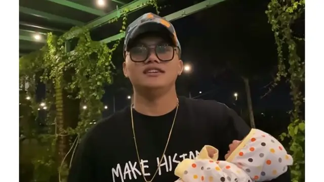Meski berbeda ayah, Rizky Febian terlihat begitu sayang dengan adiknya yang masih bayi.