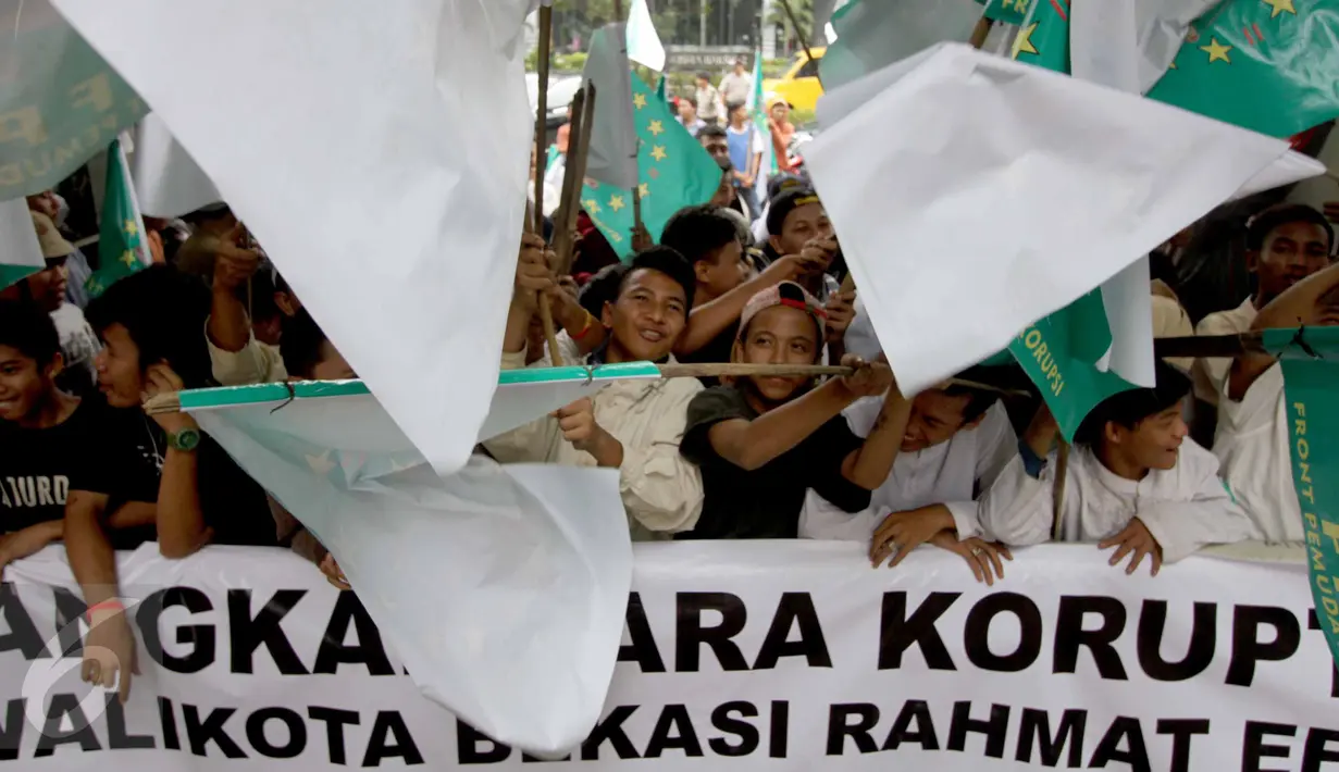 Massa dari Front Pemuda Anti Korupsi berunjuk rasa di depan Gedung KPK, Jakarta, Selasa (7/7/2015). Dalam aksinya mereka menuntut KPK mengusut korupsi yang terjadi di Kota Bekasi. (Liputan6.com/Helmi Afandi)