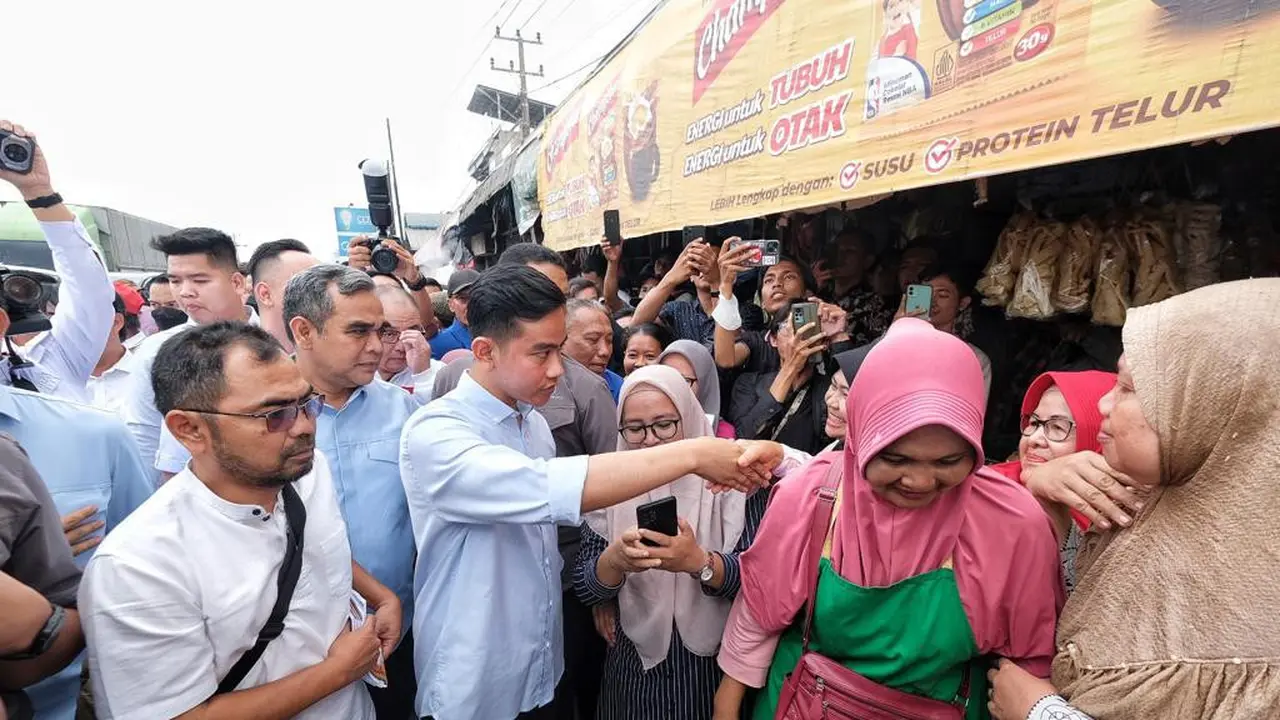Sekjen Partai Gerindra Ahmad Muzani mendampingi Cawapres Gibran Rakabuming Raka saat blusukan di Pasar Natar, Lampung, Sabtu (11/11) (Istimewa)