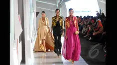 Sejumlah model memperagakan busana rancangan Poppy Dharsono pada ajang Indonesia Fashion Week 2015 di JCC Senayan, Jakarta, Kamis (26/2). (Liputan6.com/Panji Diksana)