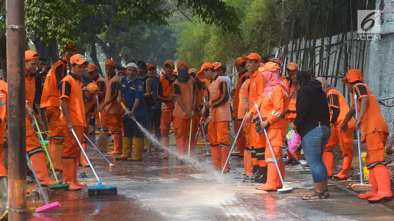 Semangat Petugas PPSU Bersihkan Trotoar Sambut Asian Games