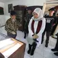 Bupati Banyuwangi Ipuk Fiestiandani melihat koleksi museum Omahseum yang menyajikan peninggalan sejarah di Banyuwangi (Istimewa)