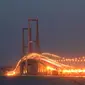 Indahnya Jembatan Suramadu di malam hari.