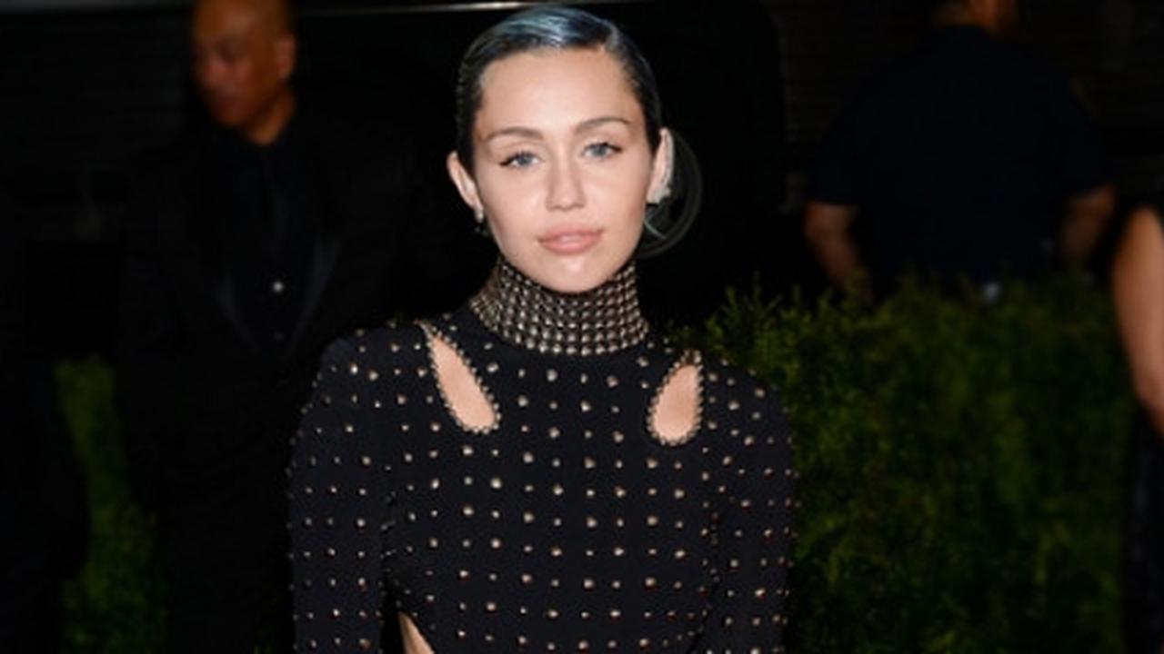 [FOTO] Miley Cyrus - Stella Maxwell tertangkap ciuman mesra