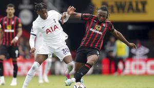 Striker Bournemouth, Antoine Semenyo (kanan) berebut bola dengan bek Tottenham Hotspur, Destiny Udogie pada laga Liga Inggris 2023/2024 di Vitality Stadium, Bournemouth (26/8/2023). Antoine Semenyo saat ini tengah menjalani musim kedua bersama Bournemouth sejak didatangkan pada tengah musim 2022/2023 dari Bristol City dengan nilai transfer 10,25 juta euro. Hanya berkarier di Inggris, Bournemouth menjadi satu-satunya klub Premier League Liga Inggris yang pernah dibelanya. (PA via AP Photo/Adam Davy)