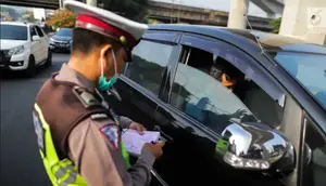 Aturan ganjil genap Jakarta kembali diberlakukan dengan harapan dapat mengurangi volume kendaraan di jalan-jalan utama. (Liputan6.com/Faizal Fanani)