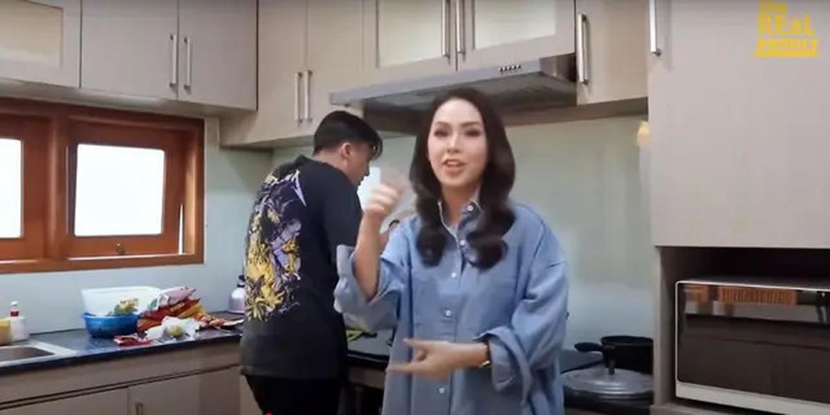 Potret Dapur Rendy Kjaernett yang Punya Model Simple tapi Lengkap