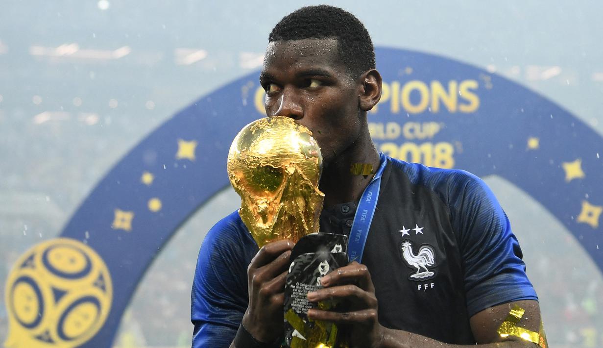 Paul Pogba. Gelandang tengah Prancis berusia 29 tahun ini menjadi pemain keempat alias terakhir Manchester United yang mampu merebut trofi Piala Dunia. Momen itu terjadi pada Piala Dunia 2018 di Rusia saat Prancis memenangi laga final atas Kroasia dengan skor 4-2 di mana ia juga menyumbang satu gol dalam laga tersebut. Pada awal musim 2022/2023 Paul Pogba meninggalkan MU untuk kembali ke Juventus. Sayang, cedera memaksanya absen di Piala Dunia 2022 di mana Prancis akhirnya melaju ke final. (AFP/Franck Fife)