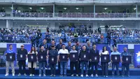 Persib Bandung menunjukkan sponsor klub untuk BRI Super League 2025/2026 dalam acara launching tim di Stadion GBLA, Bandung, Sabtu (2/8/2025). (Bola.com/Muhammad Faqih)