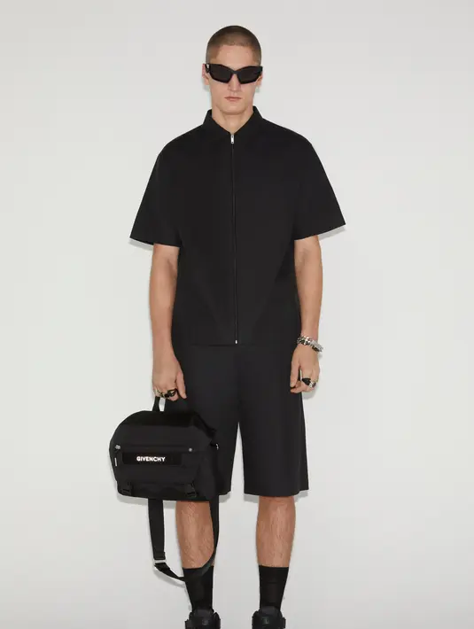 Gaun malam berwarna hitam memiliki pinggiran potongan yang digradasikan dengan manik-manik silver atau wispy marabou feathers. [Foto: Document/Givenchy]