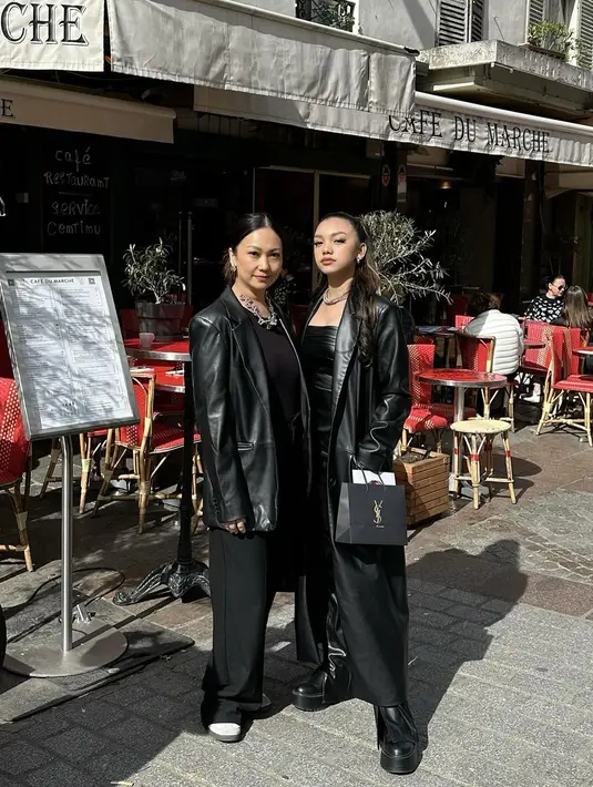 Meski berbeda generasi dengan sang buah hati, Nola turut tampil kekinian mengenakan top, loose pants, dan leather blazer serba hitam. Penampilannya kian kece karena dilengkapi sneakers dan kalung sebagai aksesori. [@riafinola]