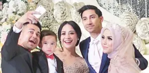 Resmi menikah sabtu kemarin dengan Lukman Azhari, Medina Zein kini resmi menjadi bagian dari keluarga azhari.