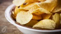 Ingin membuat snack keripik kentang sendiri di rumah? Agar renyah dan lezat intip rahasianya berikut ini. iStockphoto)​
