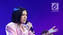Penyanyi asal Inggris, Dua Lipa tampil di Konser Lazada Super Party di ICE BSD, Serpong, Tangerang Selatan, Selasa (26/3/2019). Konser ini disiarkan secara livestreaming di aplikasi Lazada secara bersamaan di enam negara, sebagai bagian dari perayaan ulang tahun ke-7. (Fimela.com/Bambang E. Ros)