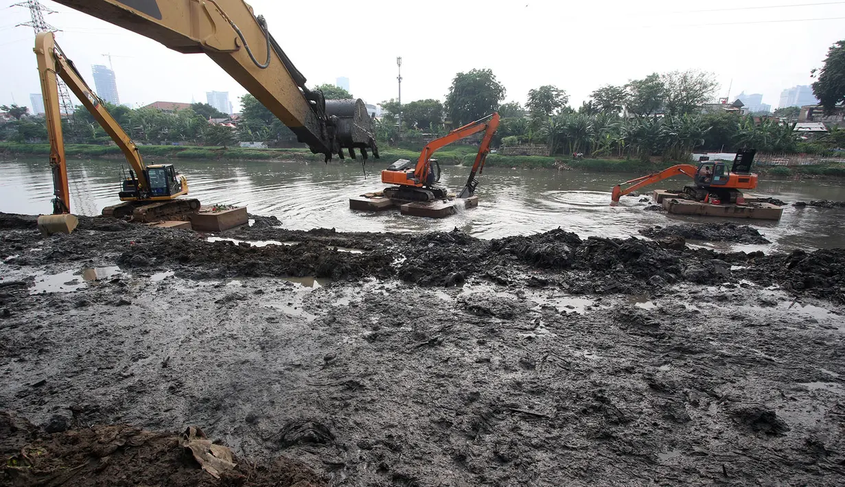 Alat berat mengeruk lumpur yang mengendap di Kanal Banjir Barat, Jakarta, Jumat (3/11). Pengerukan dilakukan sebagai langkah antisipasi banjir seiring memasuki musim hujan. (Liputan6.com/Immanuel Antonius)