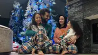 Mohamed Salah dan keluarga berpose di depan Pohon Natal