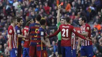 Wasit Undiano Mallenco (tiga dari kanan) melayangkan kartu merah ke arah bek Atletico Madrid, Filipe Luis (tiga dari kiri). Luis melakukan pelanggaran keras terhadap bintang Barcelona, Lionel Messi, pada laga di Estadio Camp Nou (30/1/2016).  (EPA/Marta P
