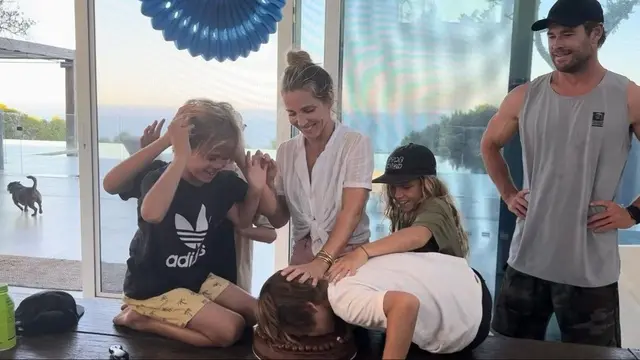 Chris Hemsworth Tertib Pakai Helm