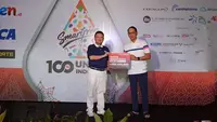 Chief Executive Officer Smartfren, Andrijanto Muljono menyerahkan hasil donasi Kepada Sekretaris Umum Yayasan Buddha Tzu Chi, Hong Tjin di Damai Indah Golf PIK, Minggu (10/9/2023)
