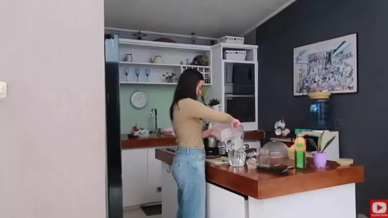 5 Potret Dapur Mungil Bryan Domani, Homey Bernuansa Putih & Kayu - Mawar de Jongh Pernah Diajak Masak di Sana