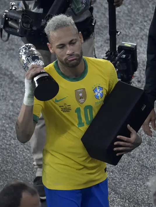 America Conmebol 2021 melawan Peru di Stadion Nilton Santos di Rio de Janeiro, Brasil, Selasa (6/7/2021). Neymar meraih penghargaan setelah tampil gemilang dengan mengirim umpan menjadi gol ke gawang Peru. (AFP/Douglas Magno)