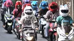 Sejumlah anggota dari komunitas Elmo And Friends berkonvoi menggunakan sepeda motor di kawasan Menteng, Jakarta, Minggu (11/11). Dengan mengenakan batik, mereka melakukan konvoi dalam rangka merayakan Hari Pahlawan. (Merdeka.com/ Iqbal S. Nugroho)