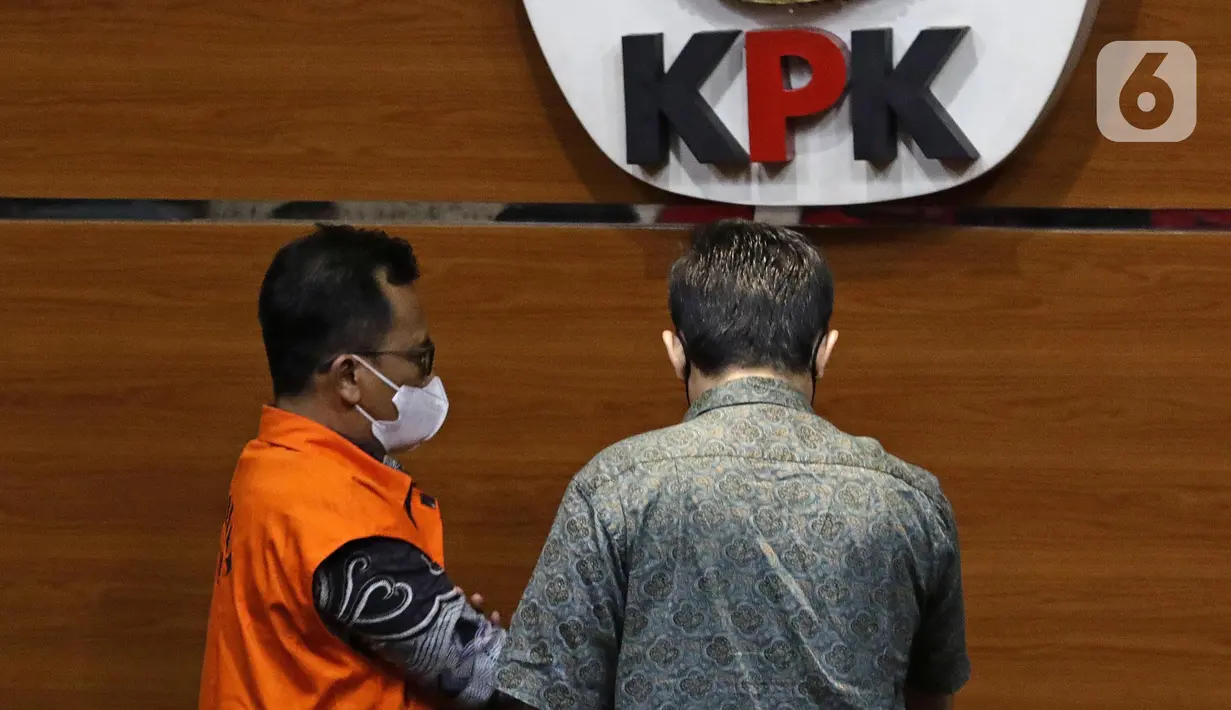 Wakil Ketua DPRD Tulungagung, Adib Makarim (kiri) saat rilis penahanan di Gedung KPK, Jakarta, Rabu (3/8/2022). KPK resmi menahan Adib Makarim terkait dugaan suap dan gratifikasi terkait pembahasan, pembahasan, pengesahan dan pelaksanaan APBD dan APBD-P Kabupaten Tulungagung tahun 2014-2019. (Liputan6.com/Helmi Fithriansyah)