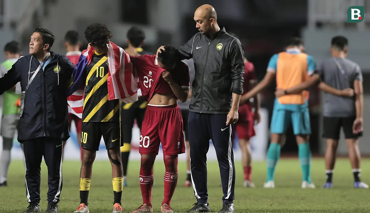 Pemain lainnya yakni Habil Abdillah Yafi (20) pun tak dapat menahan tangisnya. (Bola.com/Ikhwan Yanuar)