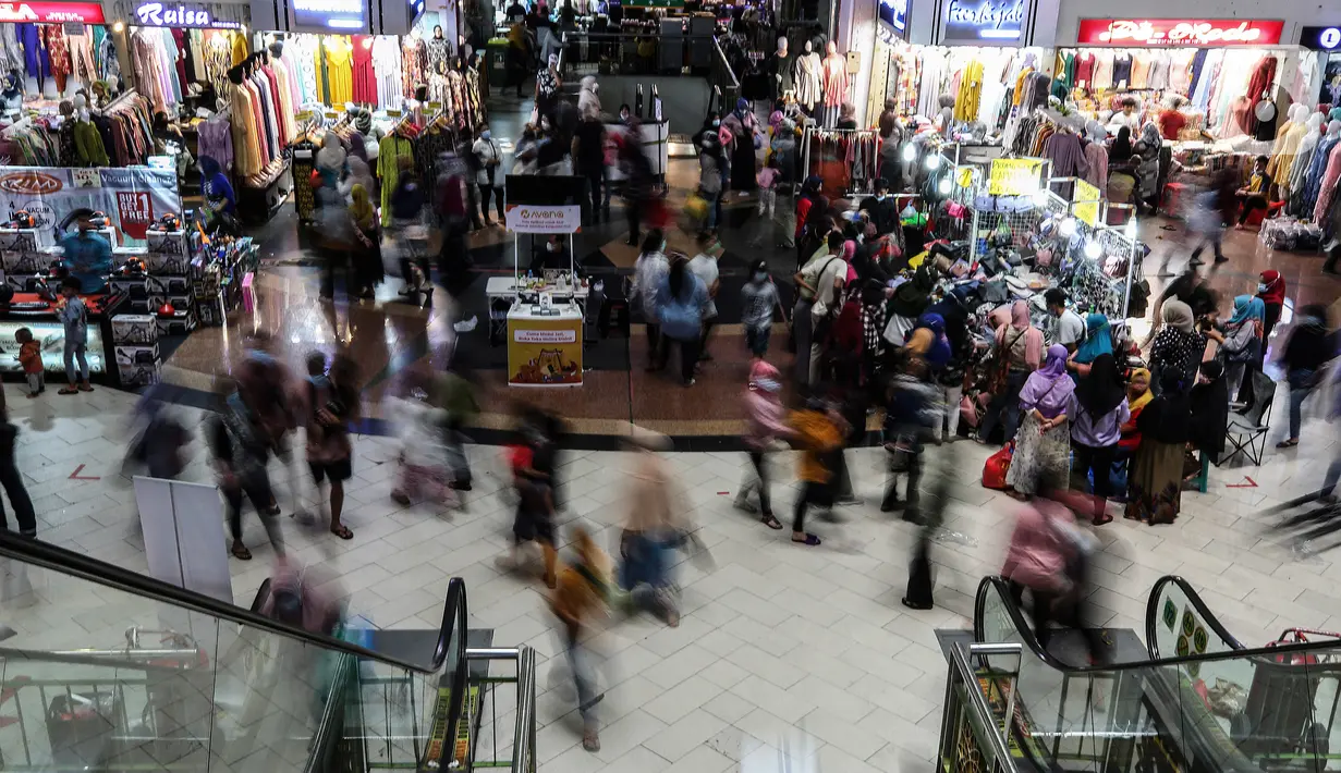 Suasana di Pasar Tanah Abang, Jakarta, Selasa (6/4/2021). Menjelang bulan Ramadan, Pasar Tanah Abang mulai dipadati pengunjung untuk berbelanja busana, namun menurut pedagang jumlah pengunjung bulan Ramadan kali ini tidak seramai sebelum pandemi Covid-19. (Liputan6.com/JohanTallo)
