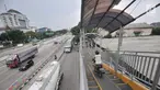 Pengendara sepeda motor melintasi JPO di Jalan Yos Sudarso, Jakarta, Senin (12/11). Aksi nekat yang dilakukan para pengendara sepeda motor demi mempersingkat rute jalan tersebut sangat mengganggu kenyamanan pejalan kaki. (Merdeka.com/Iqbal S. Nugroho)