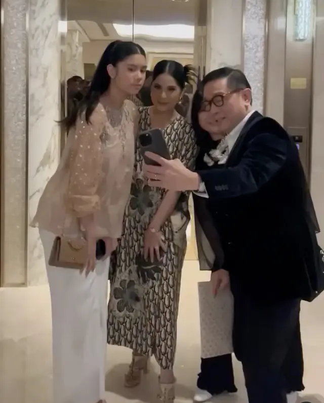 Pada kesempatan ini, Almira juga kembali mengenakan tas dari brand fashion ternama Chanel. [Foto: Instagram/ Annisa Yudhoyono]