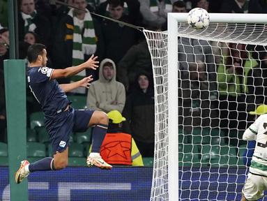 Pemain Lazio, Pedro, mencetak gol ke gawang Celtic pada laga Liga Champions di Stadion Celtic Park, Kamis (5/10/2023). Pedro sukses menjadi pahlawan berkat gol dramatis di menit-menit terakhir pertandingan tepatnya menit 90+5. (Andrew Milligan/PA via AP)