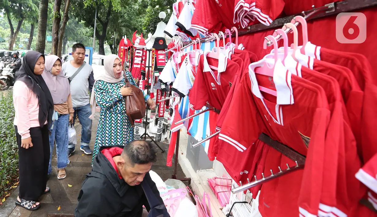 Kanit Reskrim Polsek Tanah Abang, Kompol Kukuh Islami menerangkan, pelaku awalnya membeli tiket kategori 3 atau cat 3. Tiket itu kemudian dipalsukan untuk dijual. Adapun, satu tiket palsu tersebut dibandrol dengan harga Rp 650 ribu. (Bola.com/Muhammad Iqbal Ichsan)