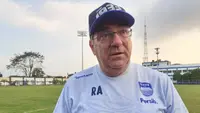 Pelatih Persib Bandung, Robert Rene Alberts. (Bola.com/Erwin Snaz)