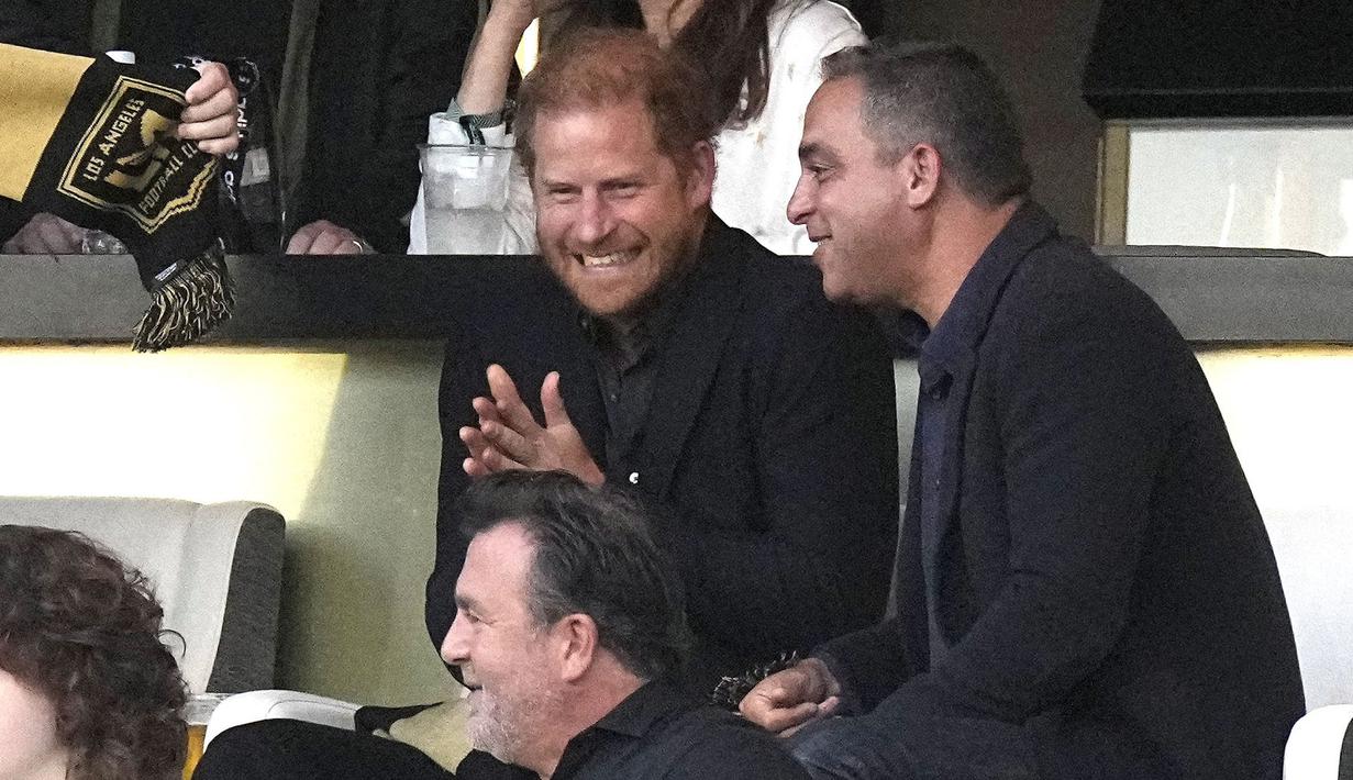Duke of Sussex, Harry menyaksikan laga lanjutan Major League Soccer (MLS) antara Los Angeles FC melawan Inter Miami di Stadion BMO, Senin (04/09/2023) WIB. (AP Photo/Mark J. Terrill)