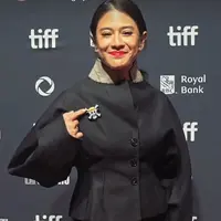 Intip tampilan fearless Dian Sastrowardoyo kenakan pin One Piece di Toronto International Film Festival 2025 (@therealdisastr)