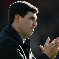 Manajer Bournemouth asal Spanyol, Andoni Iraola, memberikan tepuk tangan kepada para penggemar setelah pertandingan Liga Inggris antara Bournemouth dan Sunderland di Stadion Vitality di Bournemouth, Inggris selatan pada 28 Februari 2026. (Glyn KIRK/AFP)
