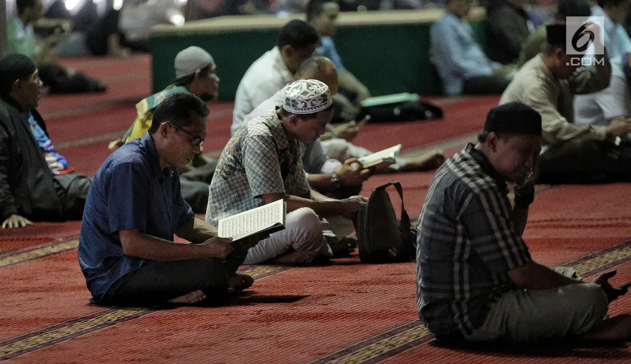 Sejumlah jemaah membaca kitab suci Alquran usai salat di Masjid Istiqlal, Jakarta, Selasa (7/5/2019). Di antara amal kebajikan yang sangat dianjurkan dilakukan pada bulan suci Ramadan adalah tadarus Alquran. (Liputan6.com/Faizal Fanani)