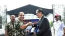 KSAL ‎Laksamana TNI Ade Supandi memberikan penghargaan kepada SCTV di Markas Marinir Cilandak, Jakarta, Sabtu (15/11/2015). Komisaris Utama SCTV Letjen (Purn) Soeyono‎ menerima piagam tersebut (Liputan6.com/Helmi Afandi)