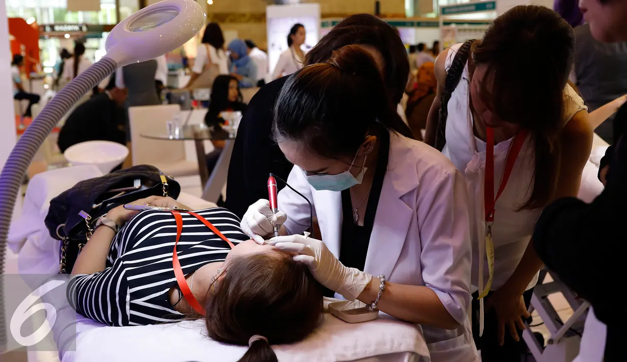Pengunjung saat melihat dokter kecantikan menyulam alis  di Jakarta, Kamis (15/10/2015). Meski diprediksi bakalan meredup, namun peminat sulam alis tetap banyak hingga 2015 ini. (Liputan6.com/Yoppy Renato)