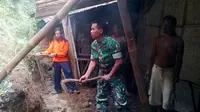 Masyarakat bersama BPBD, TNI dan relawan membersihkan material yang menimpa rumah Sakuri di Desa Gununglurah, Kecamatan Cilongok. (Dok. BPBD Banyumas).