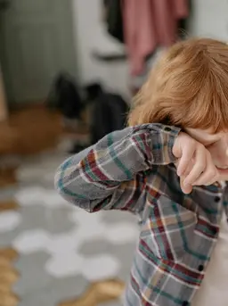 Dampingi anak ketika sedang berusaha menjelaskan emosinya. [Dok/Pexels.com/Yan Krukau].