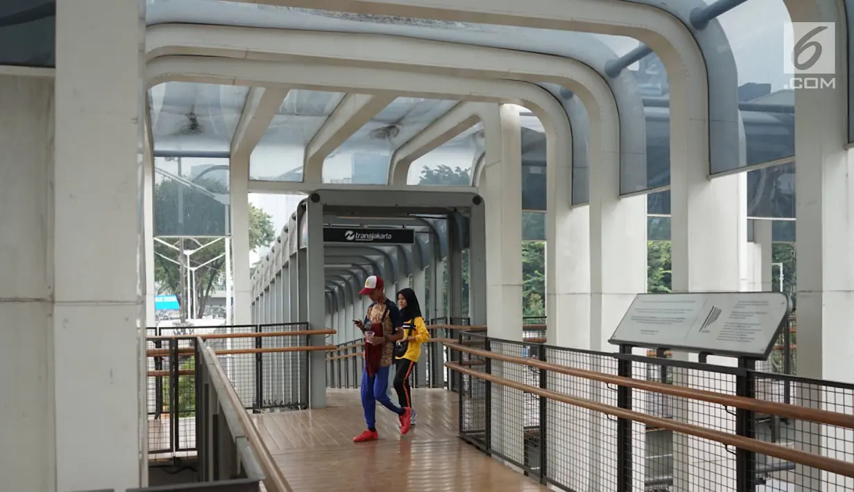 Pejalan kaki melintasi Jembatan Penyeberangan Orang (JPO) di kawasan Jenderal Sudirman, Jakarta, Minggu (1/9/2019). Pemprov DKI berencana membangun 15 JPO dengan bentuk lebih modern atau instagramable di sejumlah titik yang akan dilakukan pada 2020. (Liputan6.com/Immanuel Antonius)
