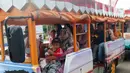 Pengunjung menaiki kereta mobil saat menikmati liburan Idul Adha 2023.  (Liputan6.com/Angga Yuniar)