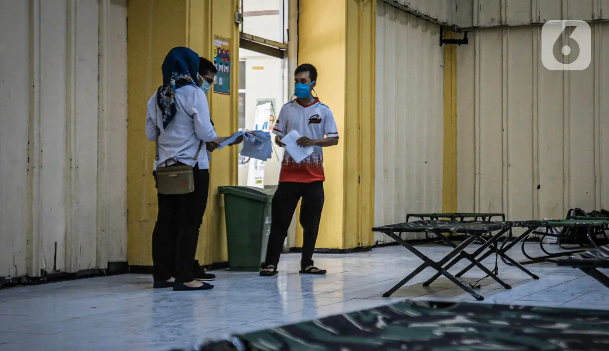 Petugas mengecek tempat karantina untuk pendatang tanpa SIKM di Gedung Auditorium Gelanggang Remaja Gambir, Jakarta, Rabu (27/5/2020). Pemkot Jakarta Pusat menyiapkan gedung tersebut sebagai tempat karantina bagi pendatang tanpa memiliki SIKM sesuai Pergub DKI 47/2020. (Liputan6.com/Faizal Fanani)