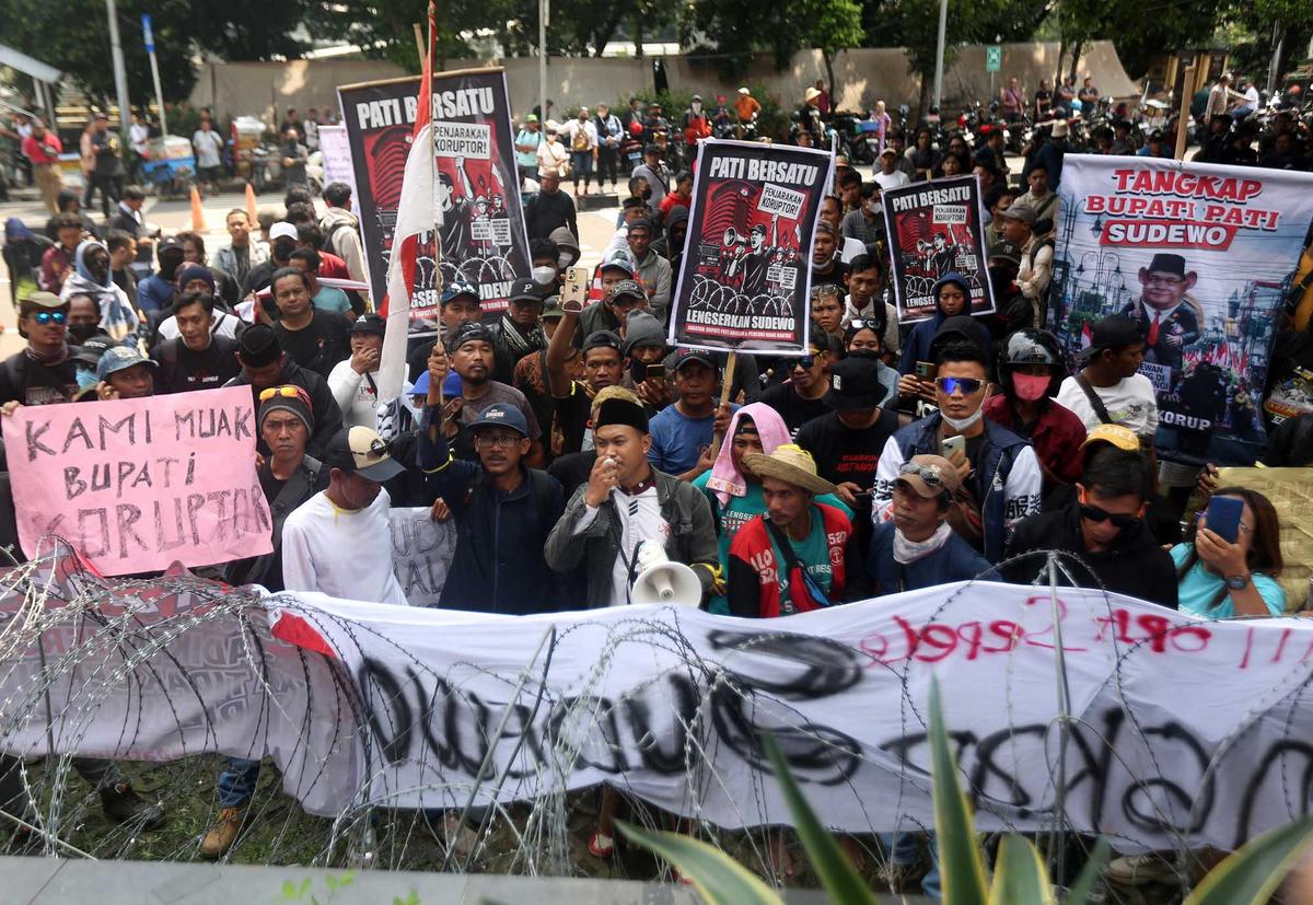 FOTO: Akasi Massa Desak KPK Tetapkan Bupati Pati Sudewo Tersangka